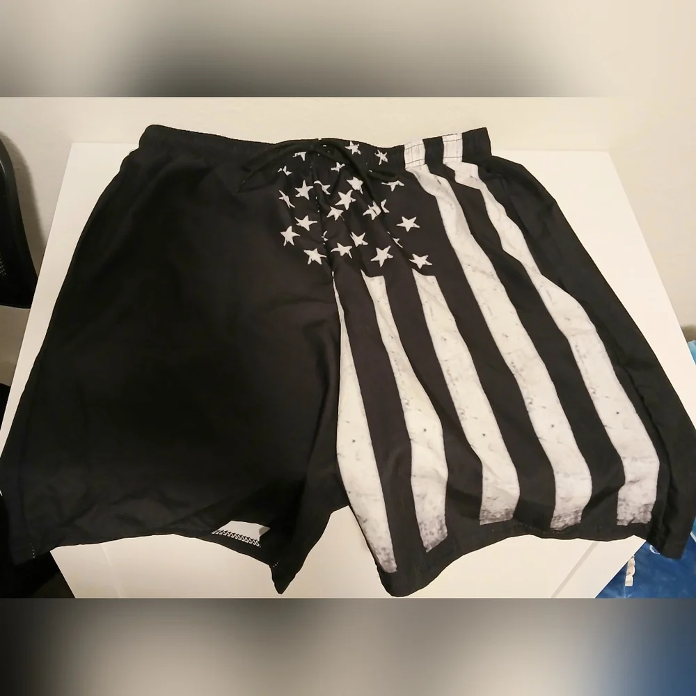 Men's American Flag Black &‎ White Swim Trunks